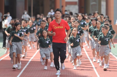 “今天的體育老師是蘇炳添！”圍觀舊部前小學體育第一課→