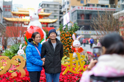 廣州北京路步行街“熱”起來，百年西湖花市主牌樓“嶺南第一樓”露出真容