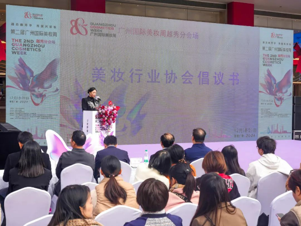 一場(chǎng)跨界國(guó)風(fēng)彩妝大秀，就在北京路上演